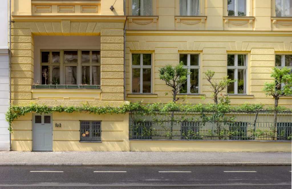 Außenansicht des Eingangs - jetzt freie Räume für Business & Privat von F & E Potsdam mieten