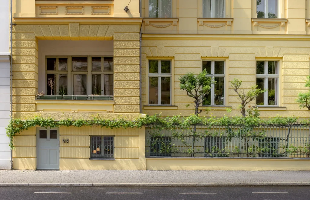 Außenansicht des Eingangs - jetzt freie Räume für Business & Privat von F & E Potsdam mieten