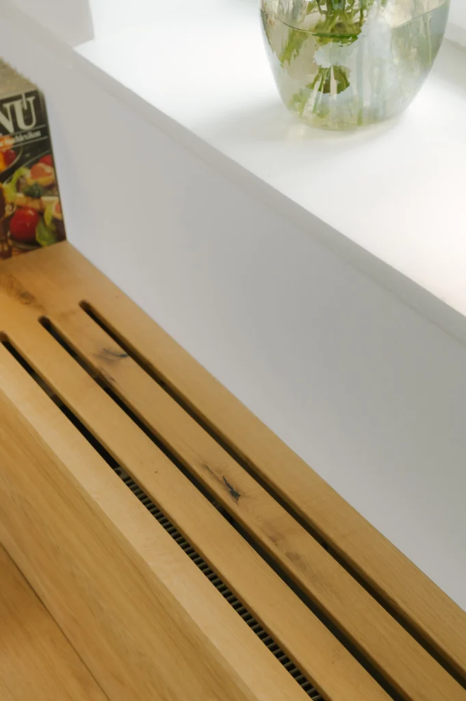 Detailansicht einer Heizkörperverkleidung aus Holz - jetzt freie Räume für Business & Privat von F & E Potsdam mieten