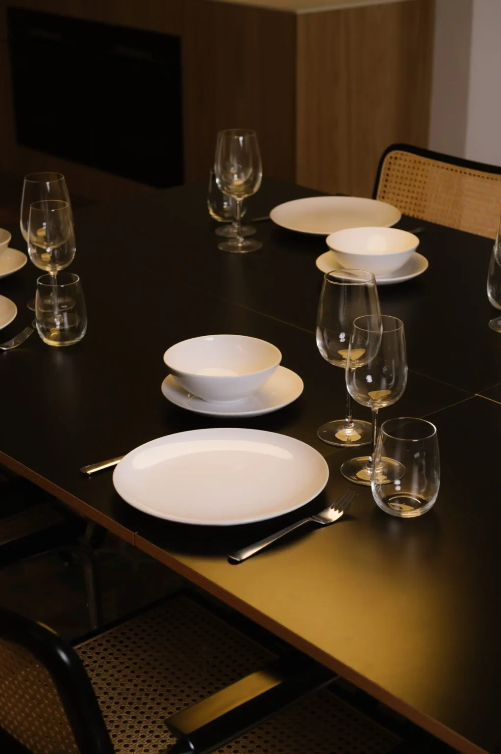 Foto mit Blick auf den Tisch der mit Geschirr und Besteck gedeckt ist - jetzt freie Räume für Business & Privat von F & E Potsdam mieten