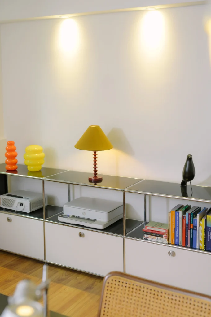 Detailansicht auf das Sideboard mit Dekoelementen und Drucker und Beamer - jetzt freie Räume für Business & Privat von F & E Potsdam mieten