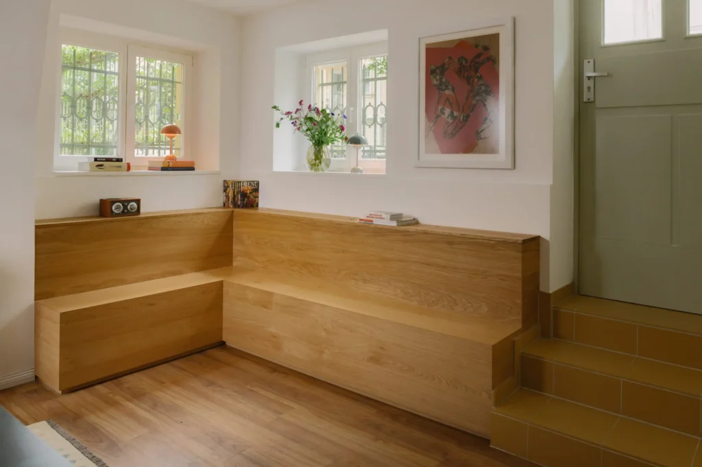 Foto mit Blick auf die gemütliche Sitzecke aus Holz, lädt zu lockeren Gesprächen ein - jetzt freie Räume für Business & Privat von F & E Potsdam mieten